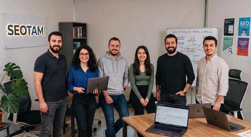 SeoTam ofisinde ekip, SEO strateji panosunun önünde