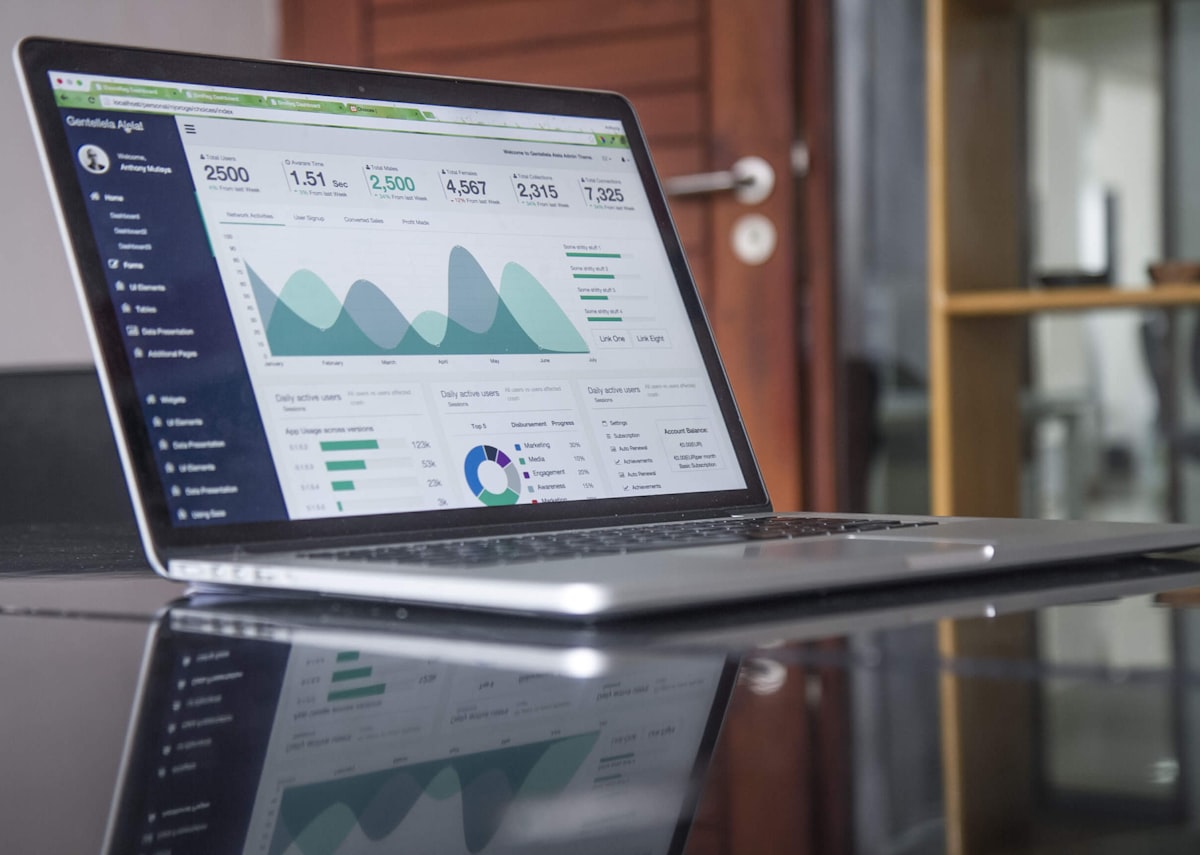 Bir dizüstü ekranında SEO ve analitik gösterge paneli